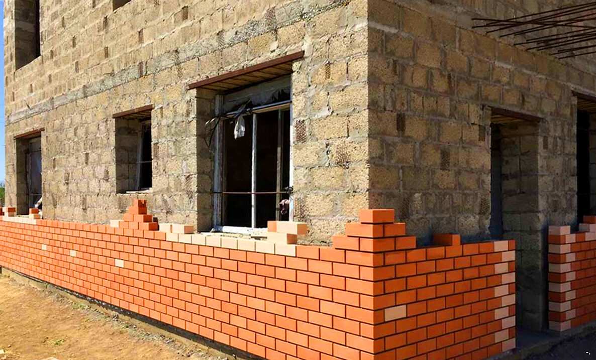 Облицовка фасада дома кирпичом или камнем