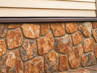 Отделка цоколя камнем и песчаником