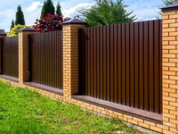 Забор из профлиста с кирпичными столбами