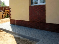 Отмостка дома из брусчатки