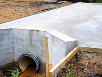 Въезд на участок с бетонной плитой