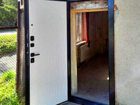 Монтаж металлической двери