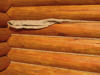 Конопатка дома из оцилиндрованного бревна