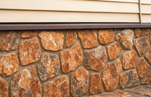 Отделка цоколя камнем и песчаником