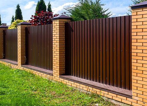 Забор из профлиста с кирпичными столбами