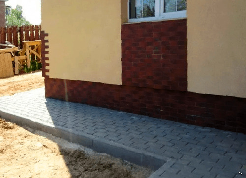 Отмостка дома из брусчатки
