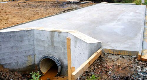 Въезд на участок с бетонной плитой