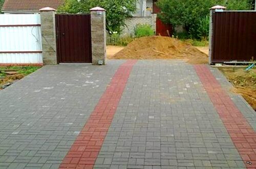 Площадка для автомобиля из брусчатки