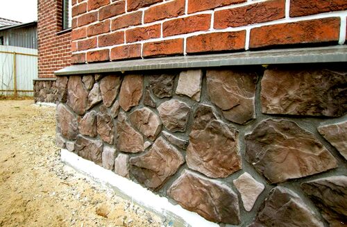 Отделка цоколя камнем