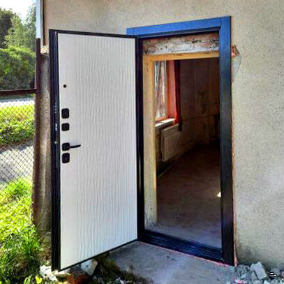 Монтаж металлической двери