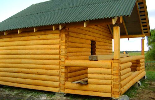 Сруб бани с выносом под веранду