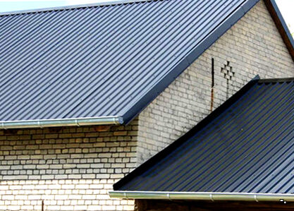Крыша дома из серого профнастила