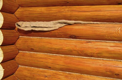 Конопатка дома из оцилиндрованного бревна