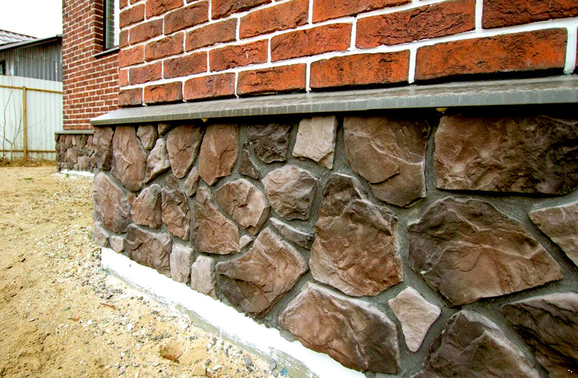 Отделка цоколя камнем