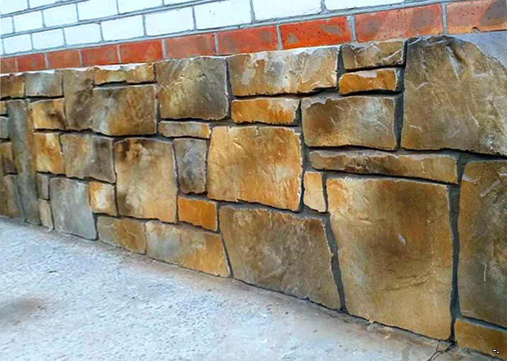 Отделка цоколя камнем и плитняком