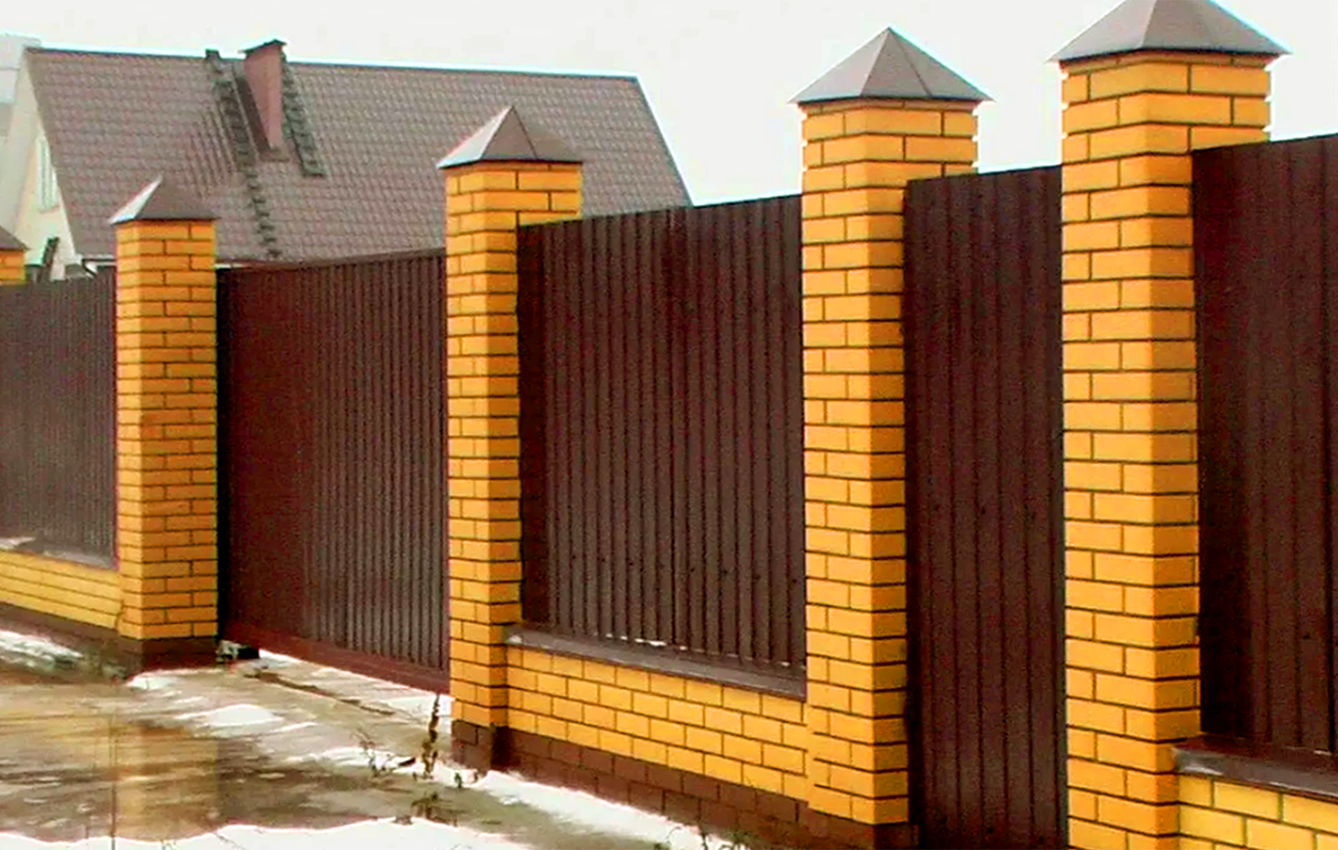 Монолитный забор с кирпичными столбами
