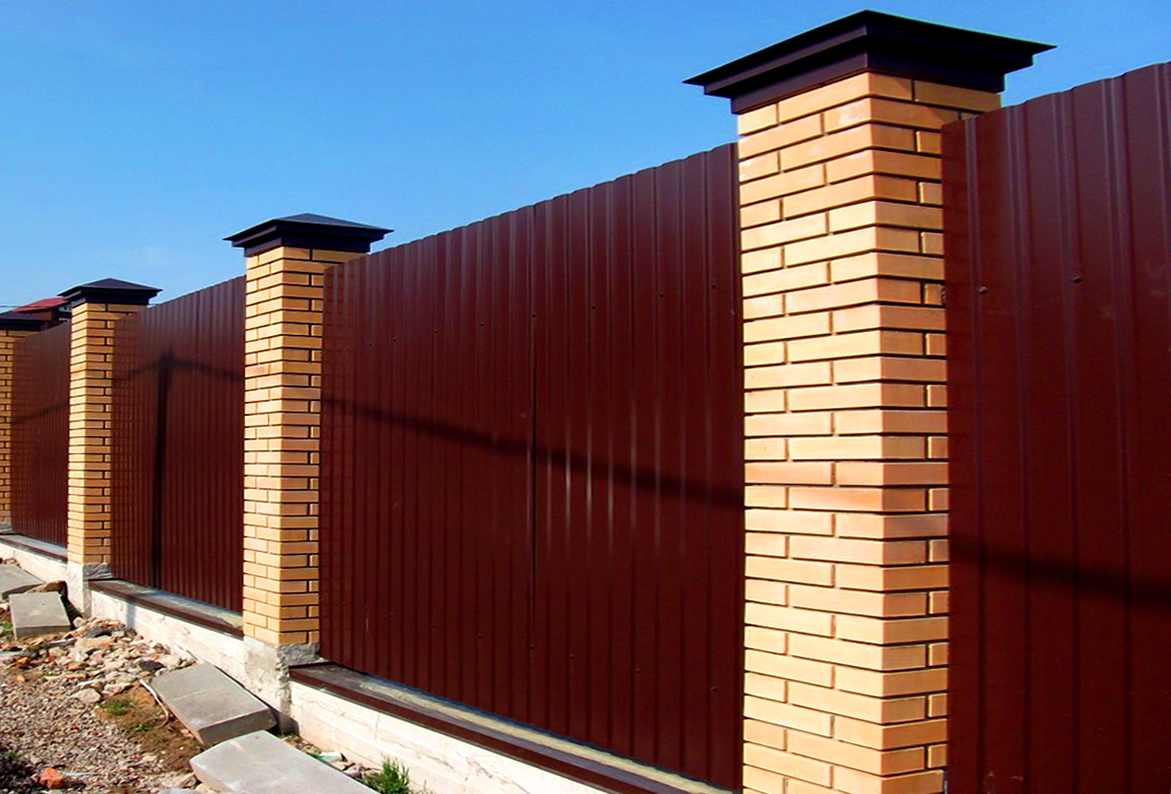 Монолитные заборы из бетона и столбы из кирпича