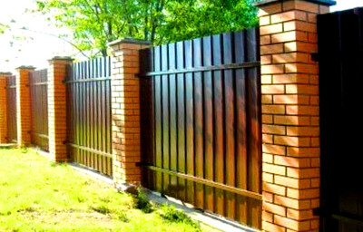 Монолитный забор с кирпичными столбами Волоколамский район под ключ