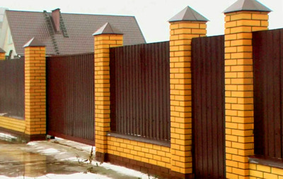 Монолитный забор с кирпичными столбами Волоколамск