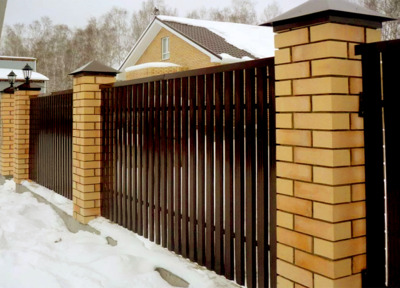 Монолитный забор с кирпичными столбами Волоколамск цена под ключ